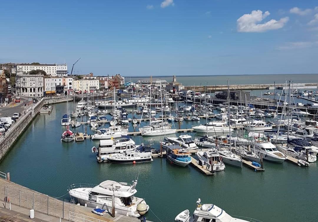 Seas The Day Beachfront Apartment Ramsgate - Sleeps 4 Eksteriør bilde